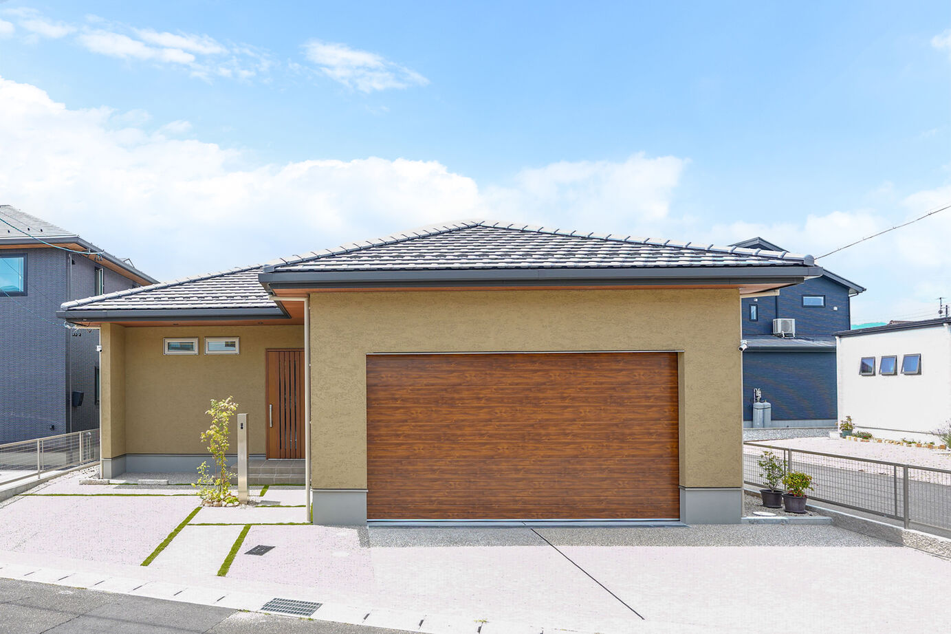 アサヒグローバルホーム 【2000万円台/間取り/40坪台/平屋】家事も育児もスムーズな塗り壁×ビルトインガレージがある和モダンの家の建築実例画像1