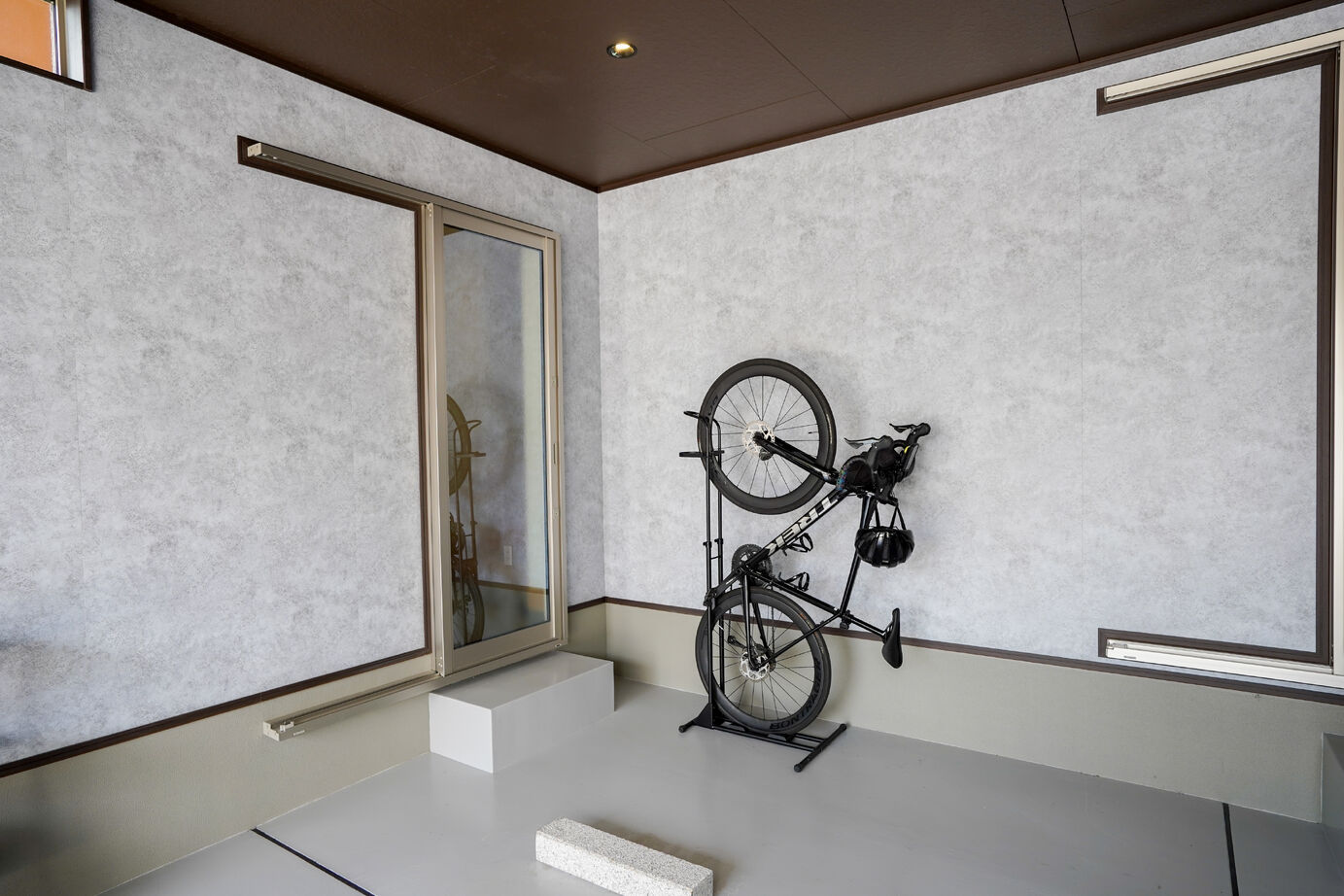 アサヒグローバルホーム 【2000万円台/間取り/40坪台/平屋】家事も育児もスムーズな塗り壁×ビルトインガレージがある和モダンの家の建築実例画像2