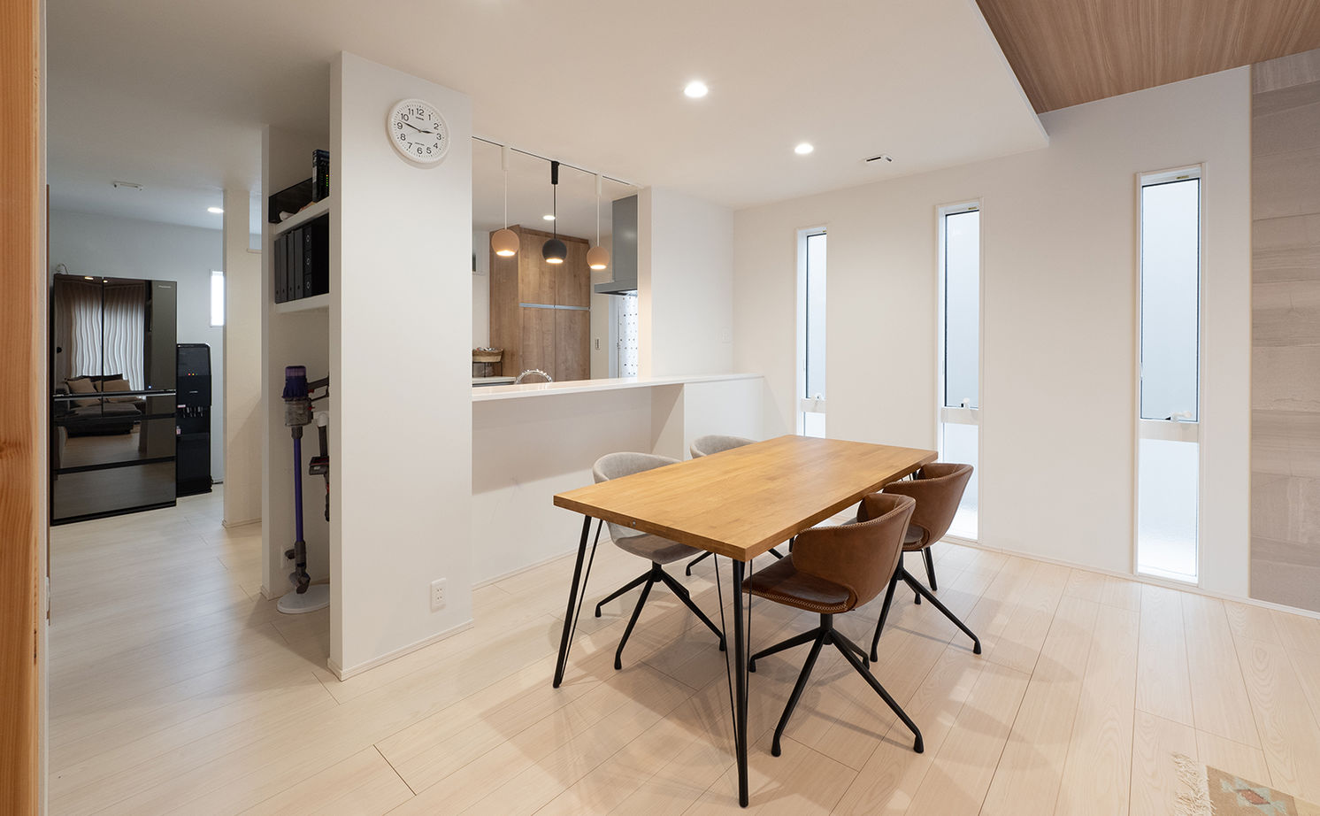 アサヒグローバルホーム 【1000万円台/間取り/40坪台/土間収納】白と木が心地いいシンプルモダン。収納充実＆大空間リビングの家の建築実例画像7