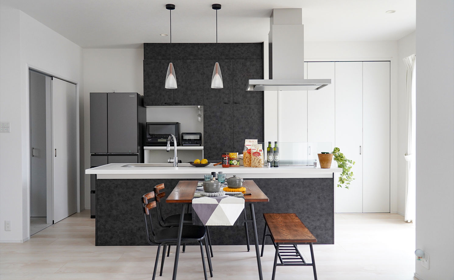 アサヒグローバルホーム 【1000万円台/間取り/ビルトインガレージ/土間】生活感を抑えて暮らせる、ホテルライクなガレージハウスの建築実例画像3