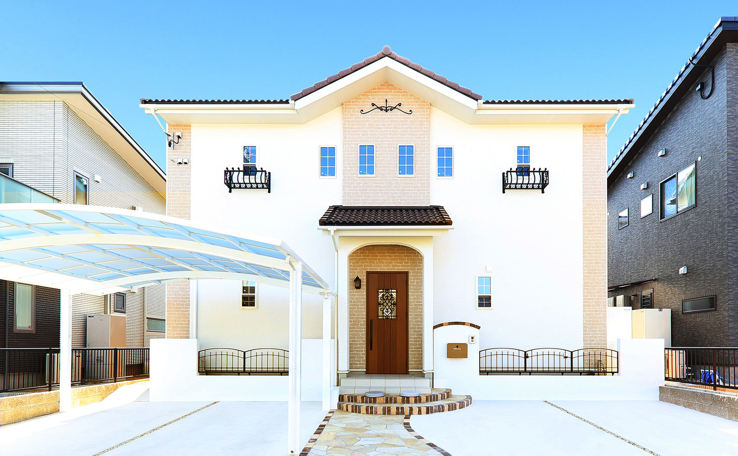 アサヒグローバルホーム 【1000万円台/間取り/30坪台/吹抜け玄関】回遊動線で家事ラク！サンルーム＆ランドリールームがある家の建築実例画像1