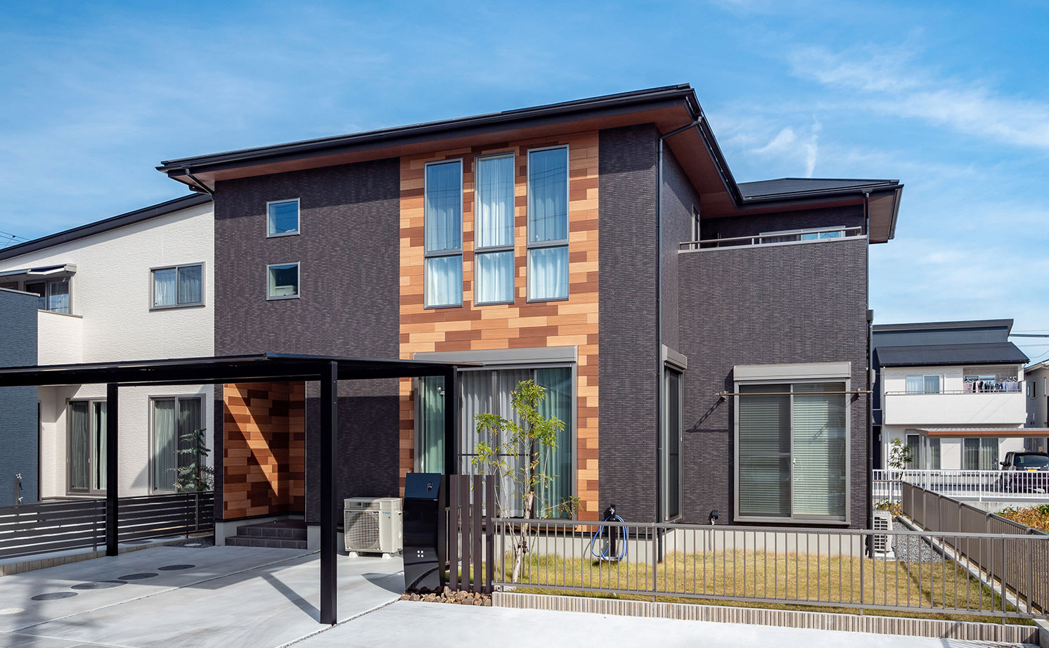 アサヒグローバルホーム 【2000万円台/間取り/40坪台/吹抜け玄関】総タイル張り外観×大空間リビング。「グレードUPしてもお手頃！」の建築実例画像1