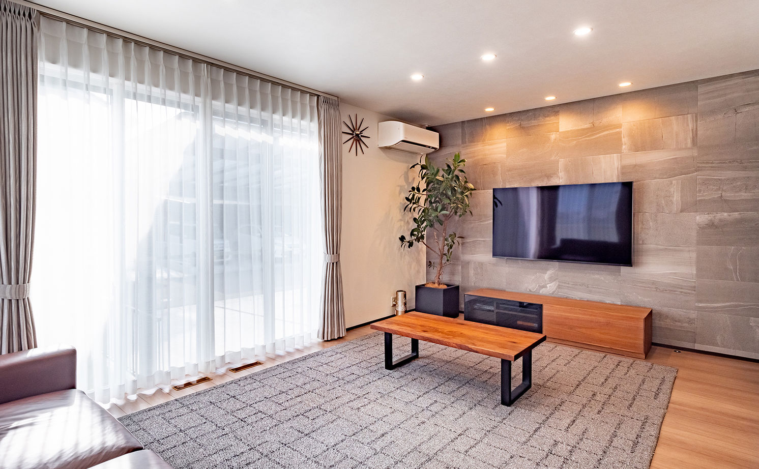 アサヒグローバルホーム 【2000万円台/間取り/40坪台/吹抜け玄関】総タイル張り外観×大空間リビング。「グレードUPしてもお手頃！」の建築実例画像2