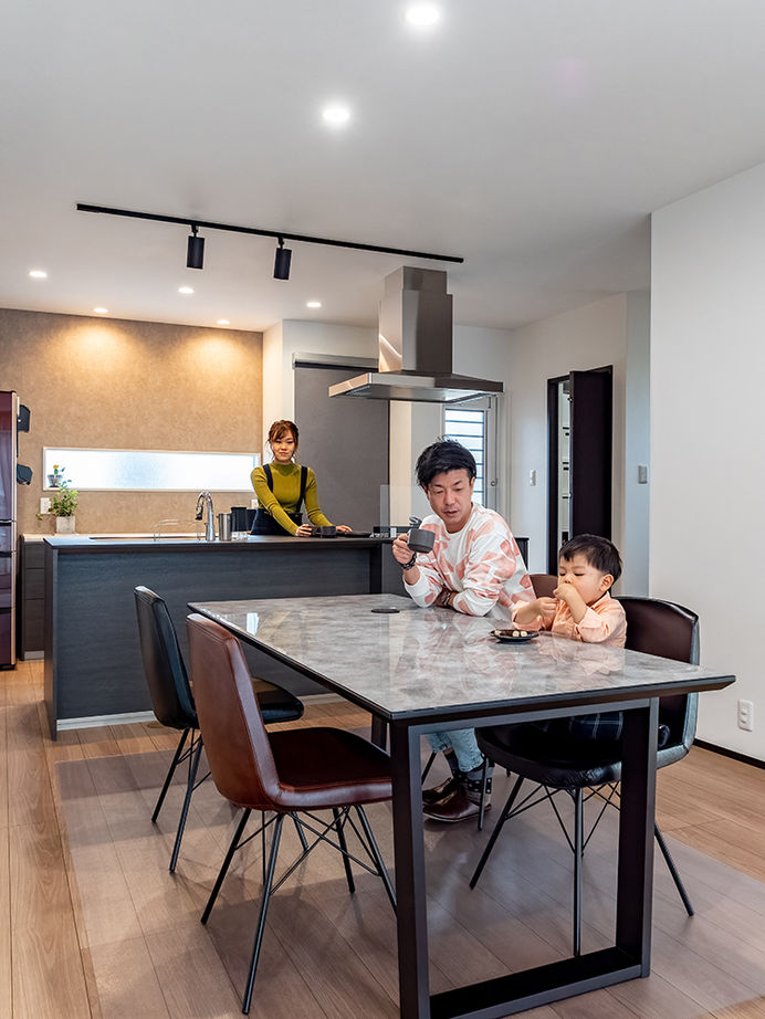 アサヒグローバルホーム 【2000万円台/間取り/40坪台/吹抜け玄関】総タイル張り外観×大空間リビング。「グレードUPしてもお手頃！」の建築実例画像3