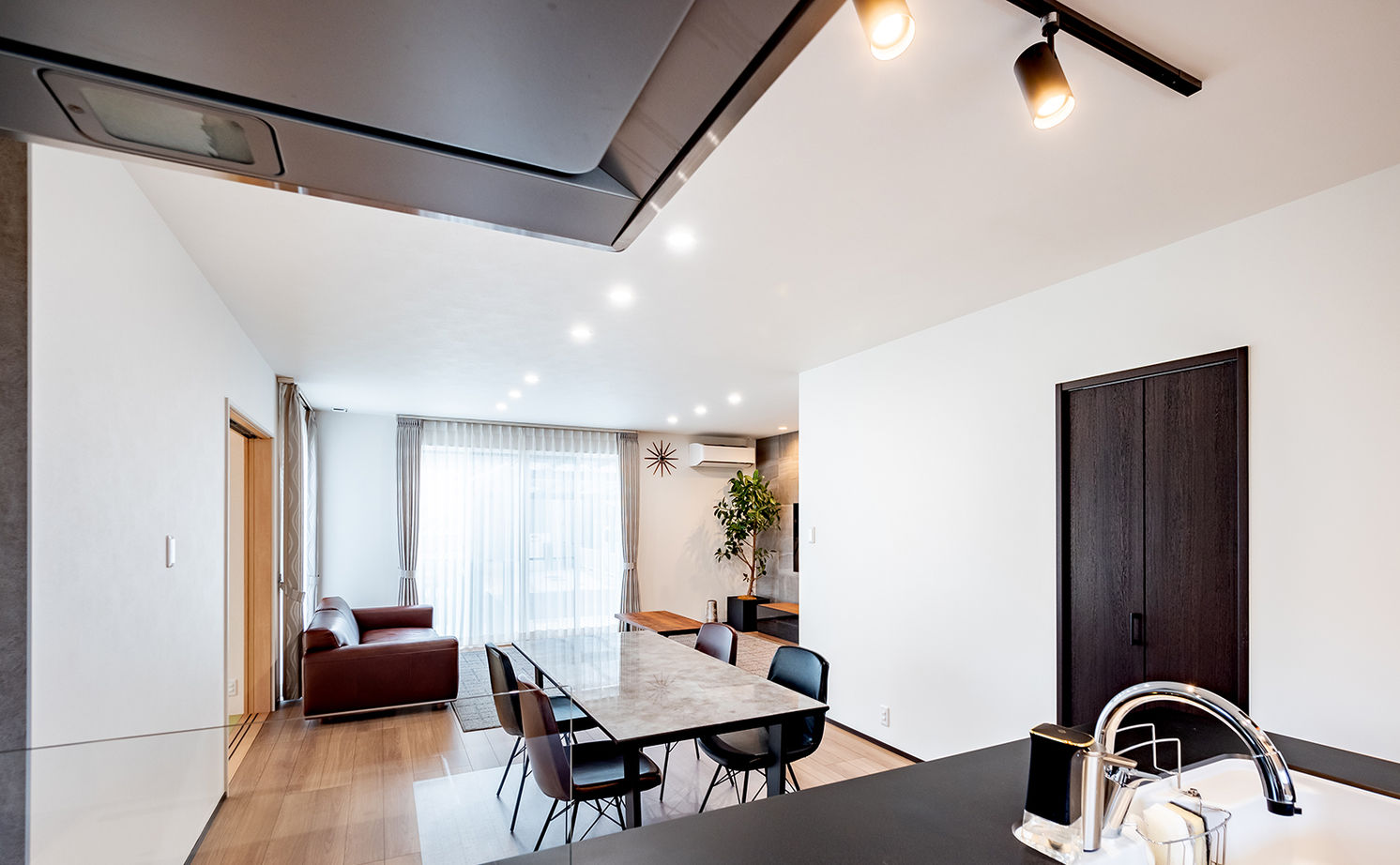 アサヒグローバルホーム 【2000万円台/間取り/40坪台/吹抜け玄関】総タイル張り外観×大空間リビング。「グレードUPしてもお手頃！」の建築実例画像7