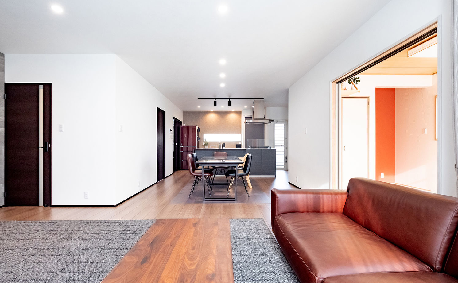 アサヒグローバルホーム 【2000万円台/間取り/40坪台/吹抜け玄関】総タイル張り外観×大空間リビング。「グレードUPしてもお手頃！」の建築実例画像8