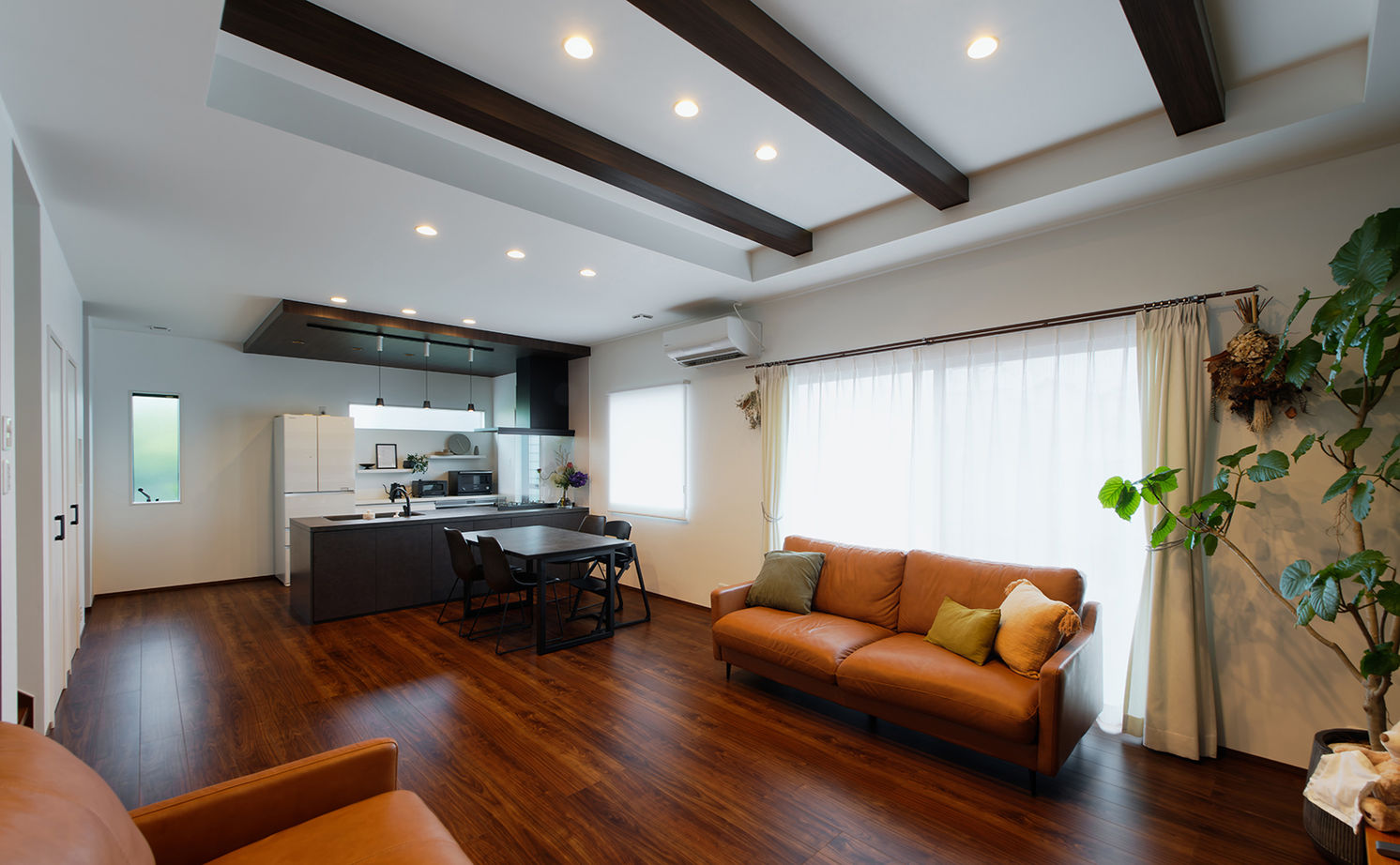 アサヒグローバルホーム 【2000万円台/間取り/40坪台/吹抜玄関/家事ラク】「こだわりが少ない私たちも心からかっこいいと思える家」の建築実例画像1