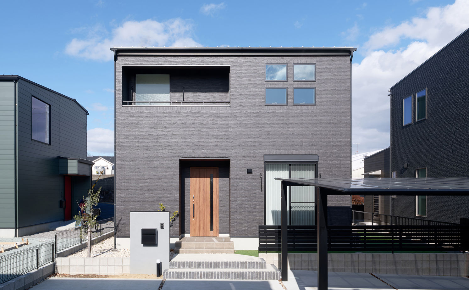 アサヒグローバルホーム 【1000万円台/間取り/30坪台/土間/家事動線】タイル外壁の外観×ニュアンスカラーが映えるシンプルハウスの建築実例画像2
