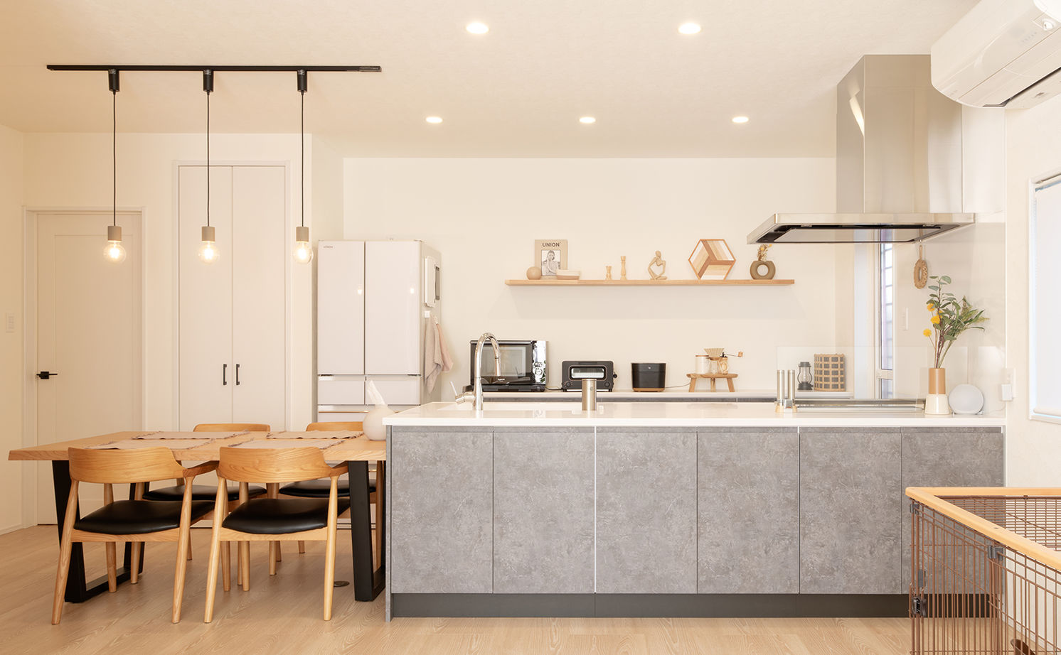 アサヒグローバルホーム 【1000万円台/間取り/30坪台/土間/家事動線】タイル外壁の外観×ニュアンスカラーが映えるシンプルハウスの建築実例画像3