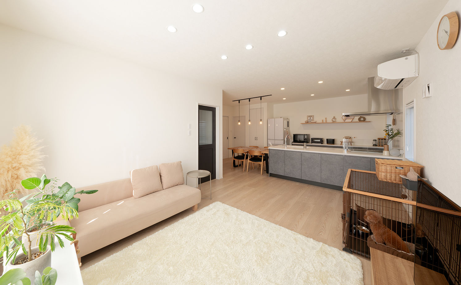 アサヒグローバルホーム 【1000万円台/間取り/30坪台/土間/家事動線】タイル外壁の外観×ニュアンスカラーが映えるシンプルハウスの建築実例画像6