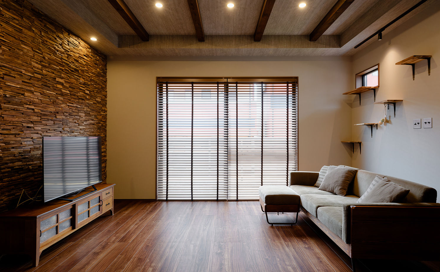 アサヒグローバルホーム 【2000万円台/間取り/30坪台/カフェ風/キャットウォーク】フレームキッチンが映えるインダストリアルな家の建築実例画像3