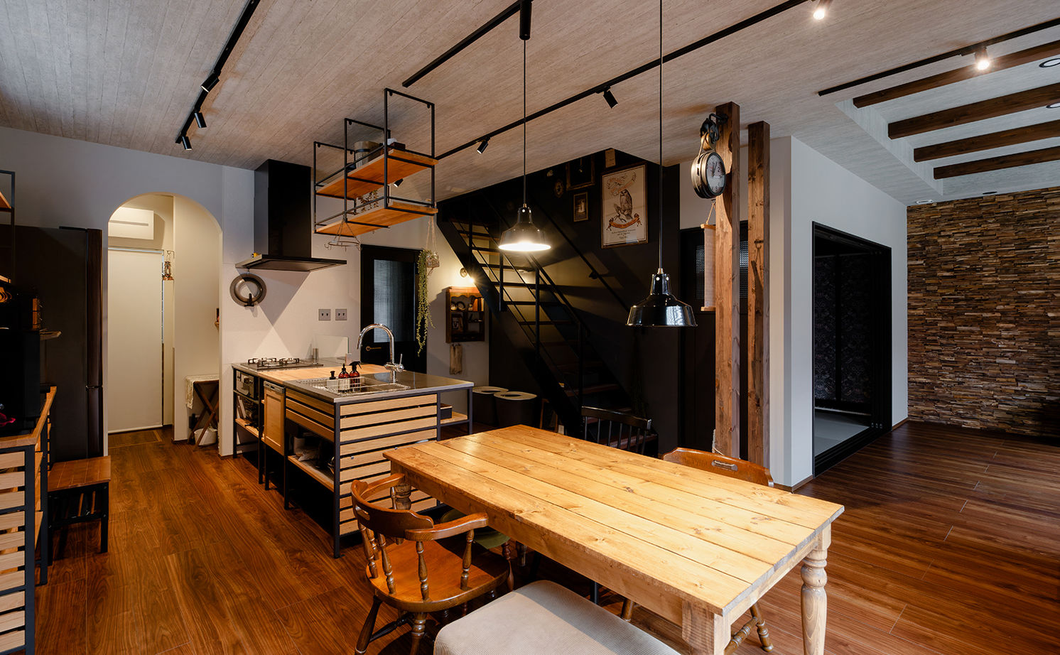 アサヒグローバルホーム 【2000万円台/間取り/30坪台/カフェ風/キャットウォーク】フレームキッチンが映えるインダストリアルな家の建築実例画像4