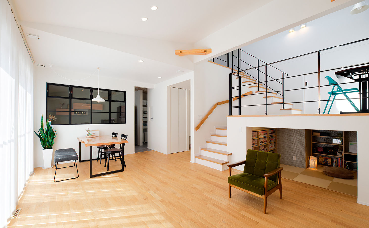 アサヒグローバルホーム 【2000万円台/間取り/30坪台/坪庭/海外風】上はワークスペース、下は漫画コーナーのスキップフロアの家の建築実例画像3