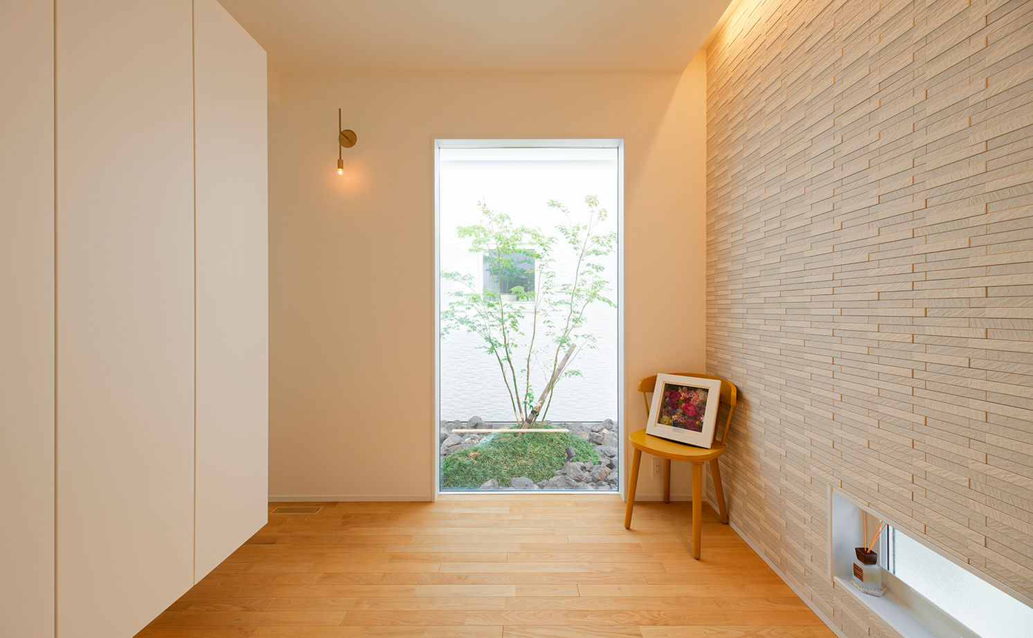 アサヒグローバルホーム 【2000万円台/間取り/30坪台/坪庭/海外風】上はワークスペース、下は漫画コーナーのスキップフロアの家の建築実例画像4