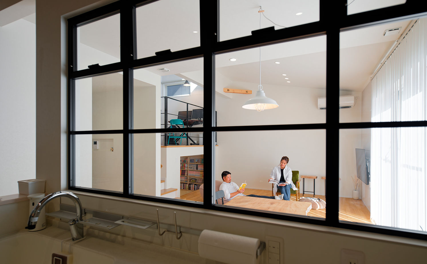 アサヒグローバルホーム 【2000万円台/間取り/30坪台/坪庭/海外風】上はワークスペース、下は漫画コーナーのスキップフロアの家の建築実例画像5