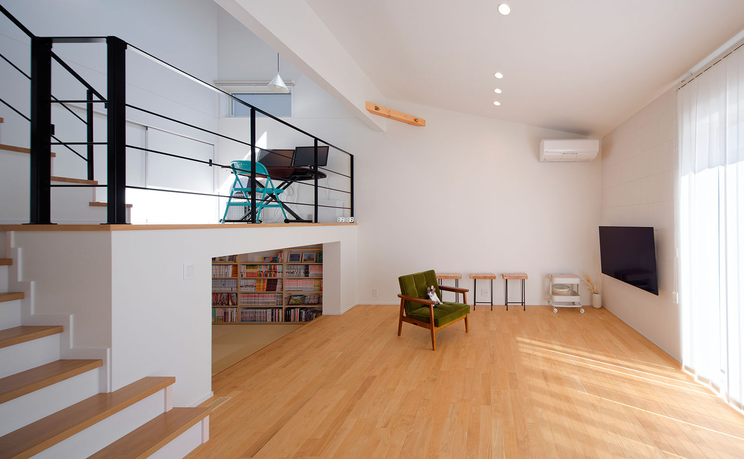アサヒグローバルホーム 【2000万円台/間取り/30坪台/坪庭/海外風】上はワークスペース、下は漫画コーナーのスキップフロアの家の建築実例画像7