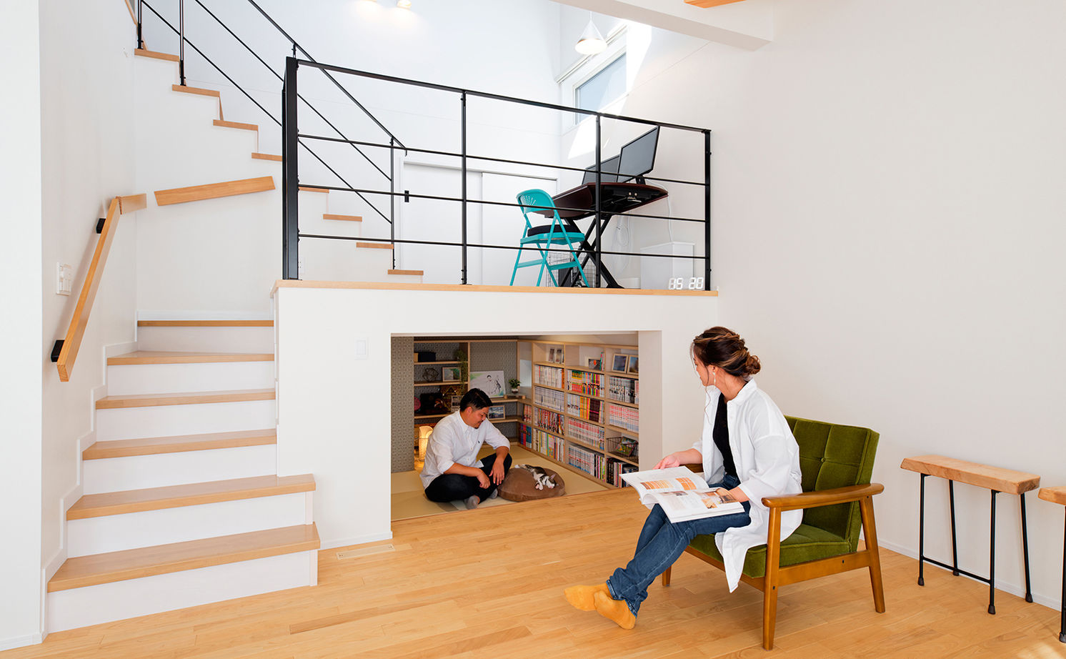アサヒグローバルホーム 【2000万円台/間取り/30坪台/坪庭/海外風】上はワークスペース、下は漫画コーナーのスキップフロアの家の建築実例画像8