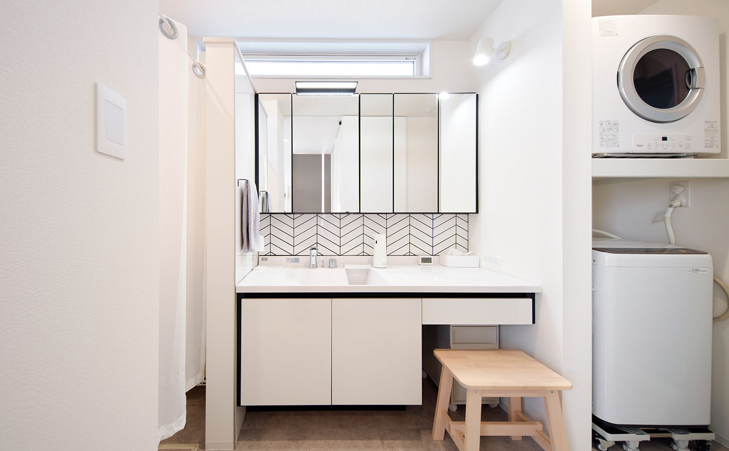 アサヒグローバルホーム 【2000万円台/間取り/30坪台/坪庭/海外風】上はワークスペース、下は漫画コーナーのスキップフロアの家の建築実例画像11