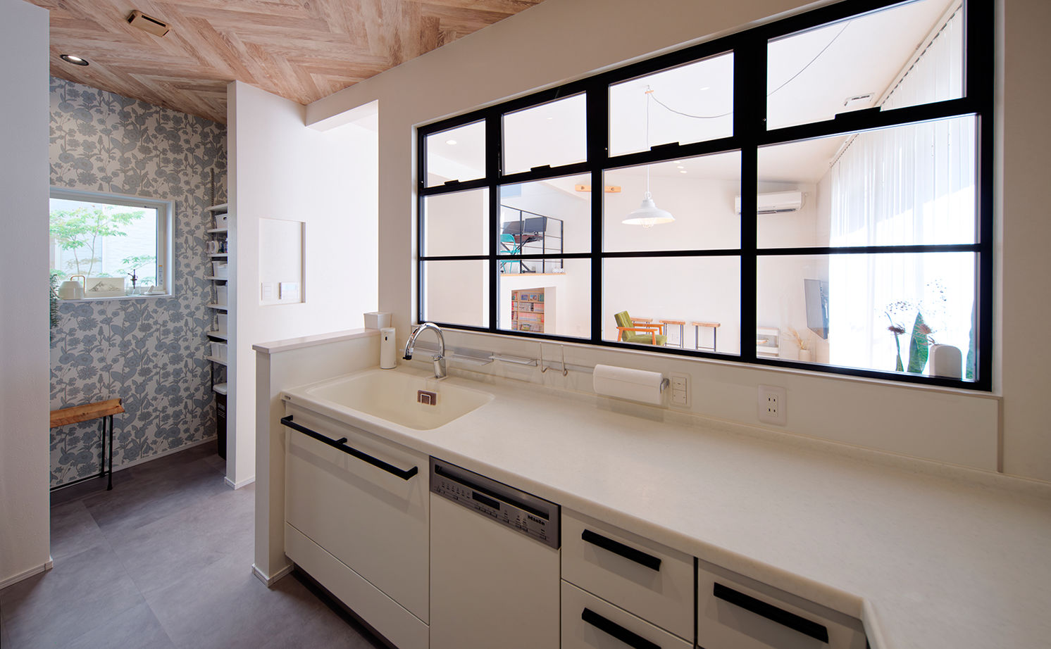 アサヒグローバルホーム 【2000万円台/間取り/30坪台/坪庭/海外風】上はワークスペース、下は漫画コーナーのスキップフロアの家の建築実例画像13