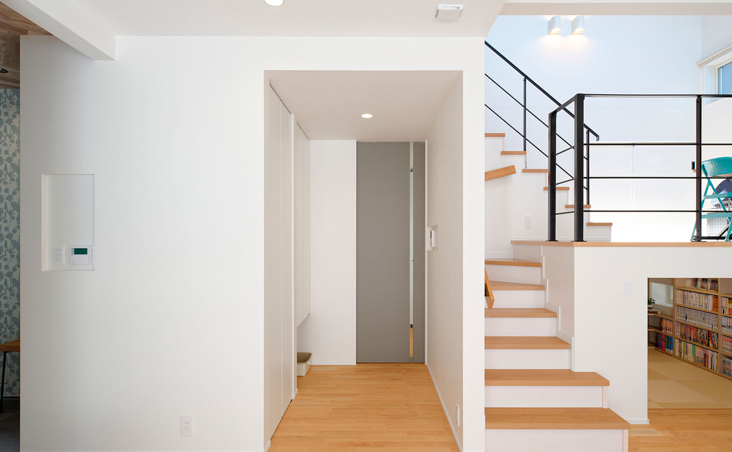 アサヒグローバルホーム 【2000万円台/間取り/30坪台/坪庭/海外風】上はワークスペース、下は漫画コーナーのスキップフロアの家の建築実例画像18