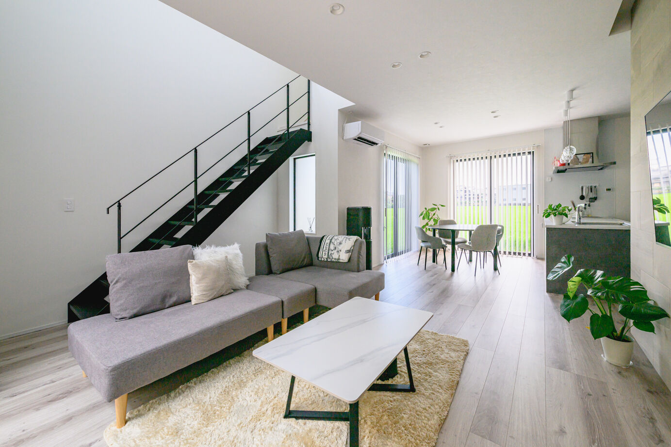 アサヒグローバルホーム 【2000万円台/間取り/30坪台/中庭】家族の会話をつなぐ、吹き抜けとリビング階段があるホテルライクな家の建築実例画像1