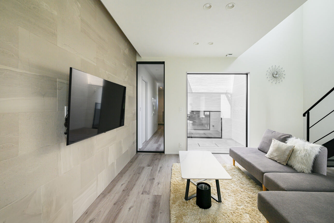 アサヒグローバルホーム 【2000万円台/間取り/30坪台/中庭】家族の会話をつなぐ、吹き抜けとリビング階段があるホテルライクな家の建築実例画像4