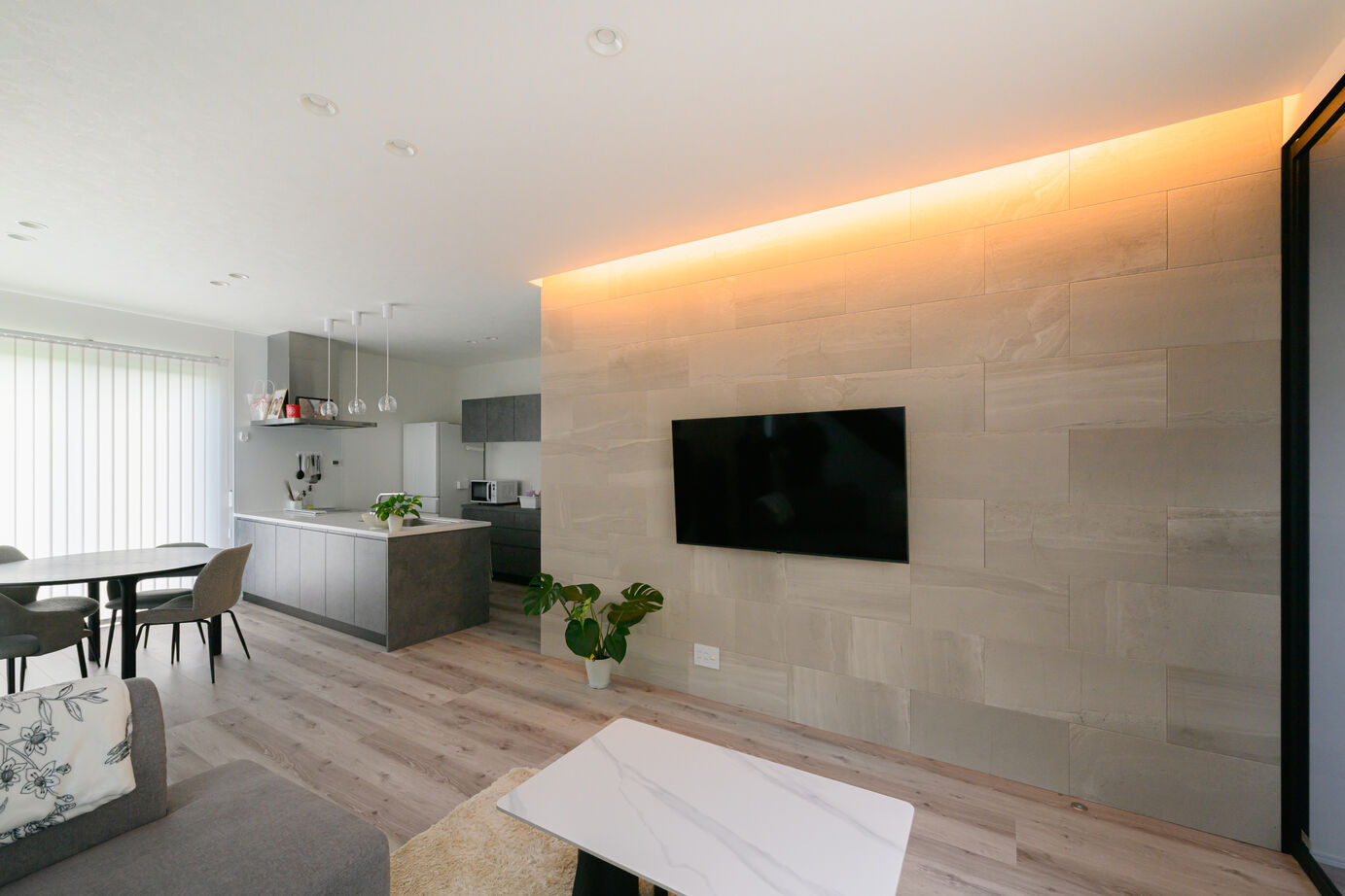 アサヒグローバルホーム 【2000万円台/間取り/30坪台/中庭】家族の会話をつなぐ、吹き抜けとリビング階段があるホテルライクな家の建築実例画像6