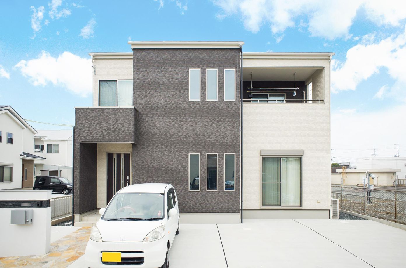 アサヒグローバルホーム 【1000万円台/間取り/約35坪/土間】南向きリビング×明るい床色で開放的な空間。子どもが遊べる和室も隣接の建築実例画像