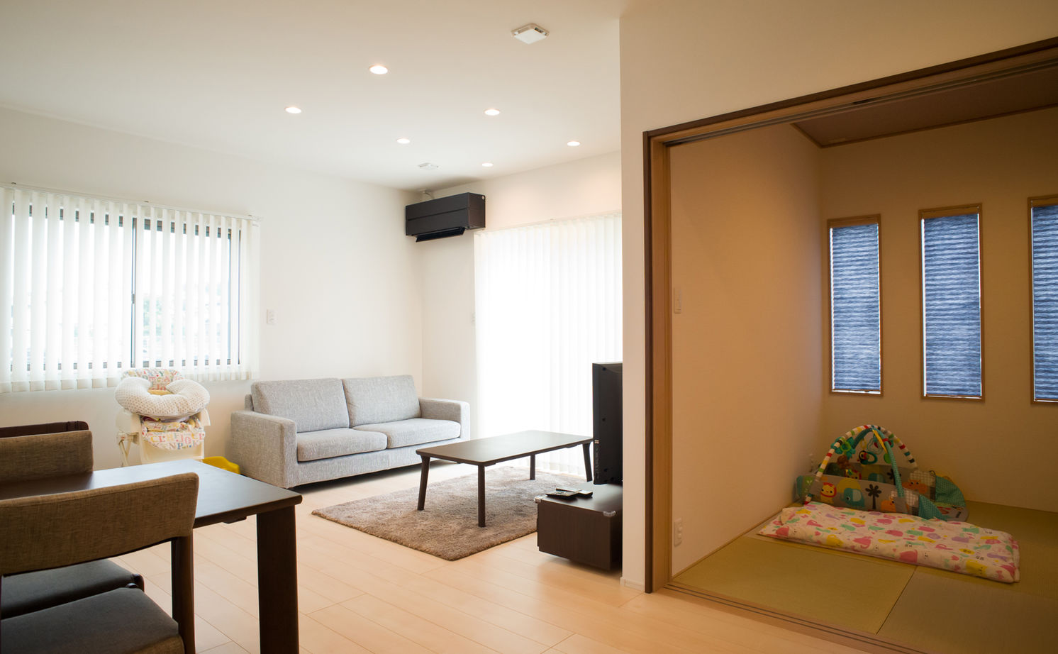 アサヒグローバルホーム 【1000万円台/間取り/約35坪/土間】南向きリビング×明るい床色で開放的な空間。子どもが遊べる和室も隣接の建築実例画像3