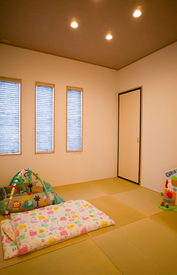 アサヒグローバルホーム 【1000万円台/間取り/約35坪/土間】南向きリビング×明るい床色で開放的な空間。子どもが遊べる和室も隣接の建築実例画像4