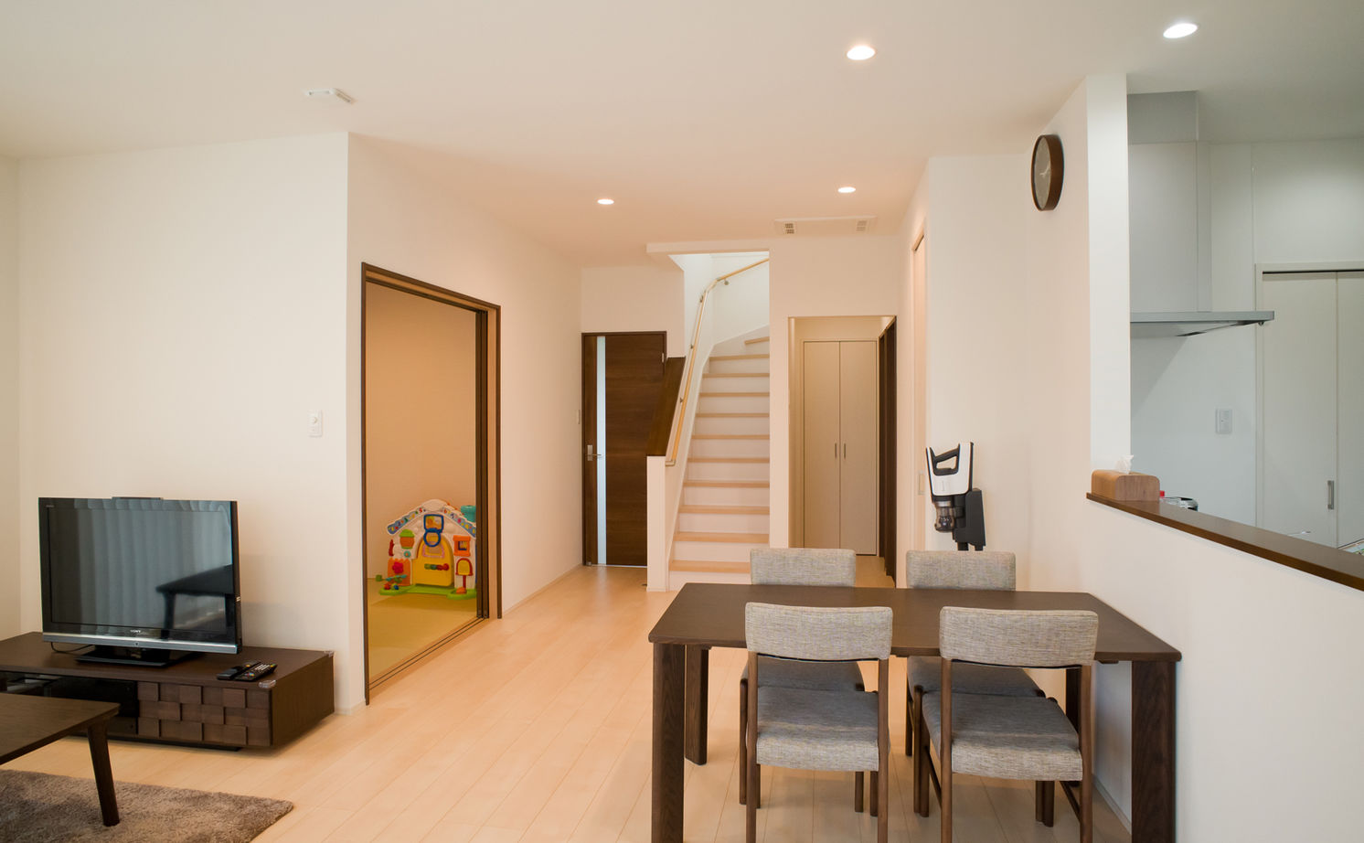 アサヒグローバルホーム 【1000万円台/間取り/約35坪/土間】南向きリビング×明るい床色で開放的な空間。子どもが遊べる和室も隣接の建築実例画像5