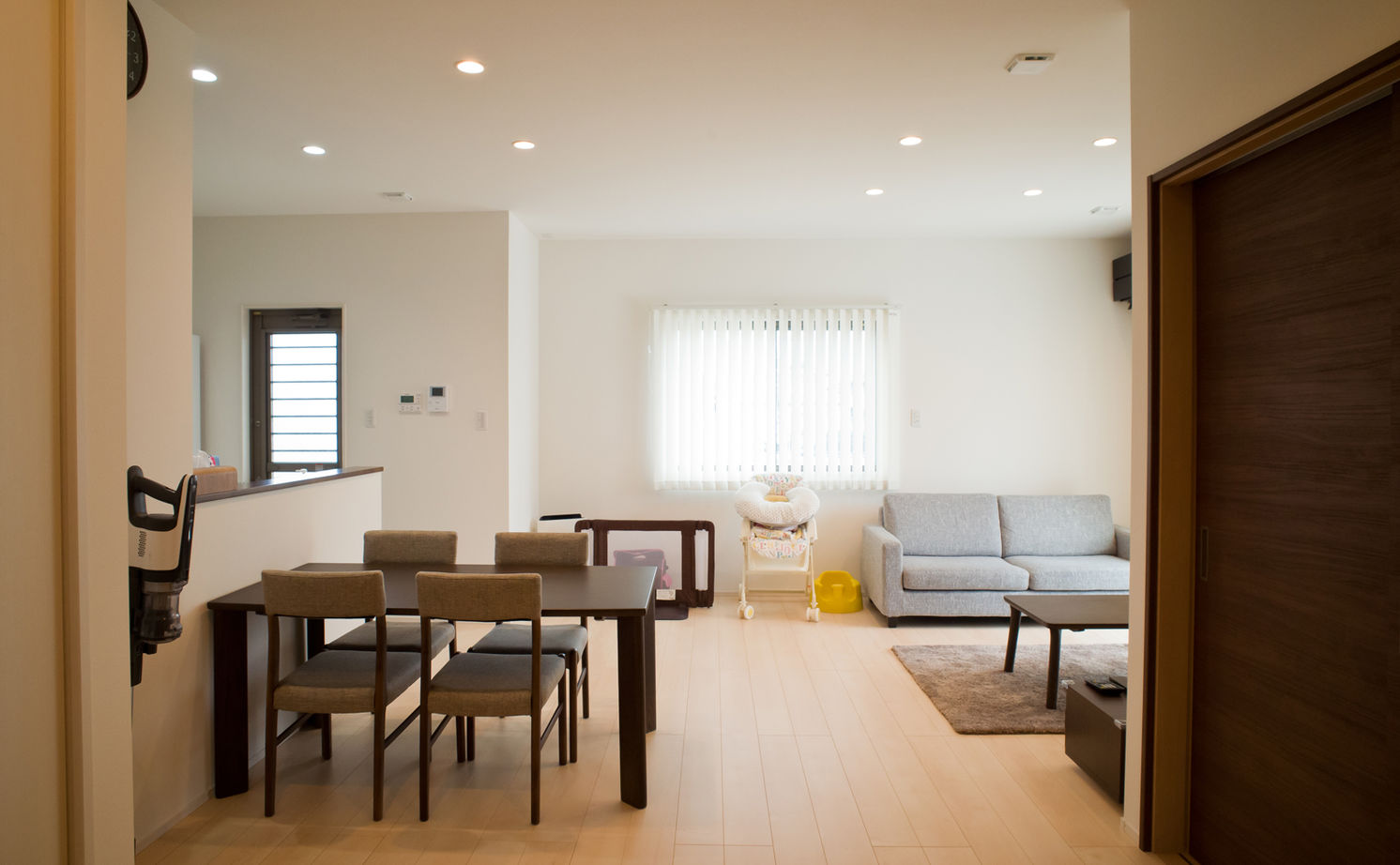 アサヒグローバルホーム 【1000万円台/間取り/約35坪/土間】南向きリビング×明るい床色で開放的な空間。子どもが遊べる和室も隣接の建築実例画像6