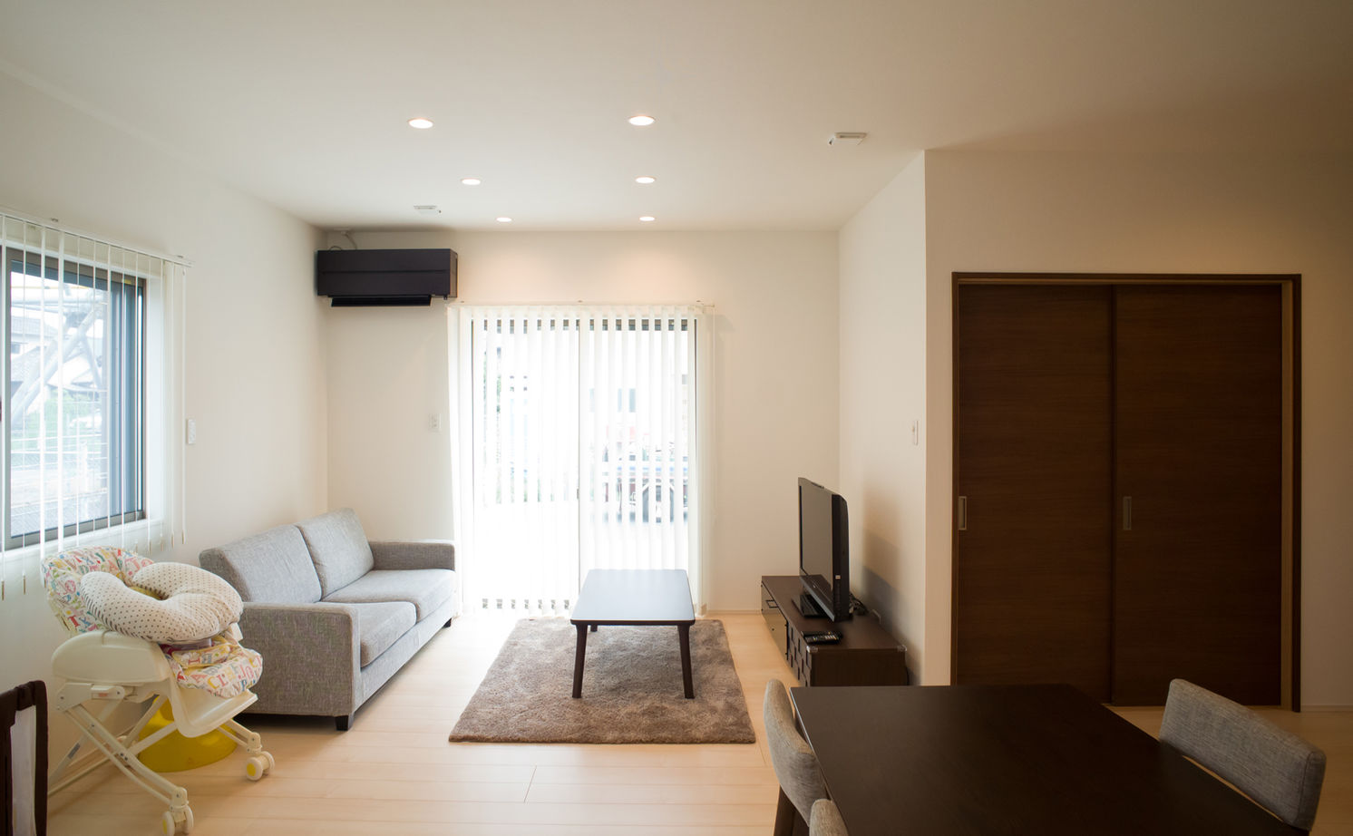 アサヒグローバルホーム 【1000万円台/間取り/約35坪/土間】南向きリビング×明るい床色で開放的な空間。子どもが遊べる和室も隣接の建築実例画像8