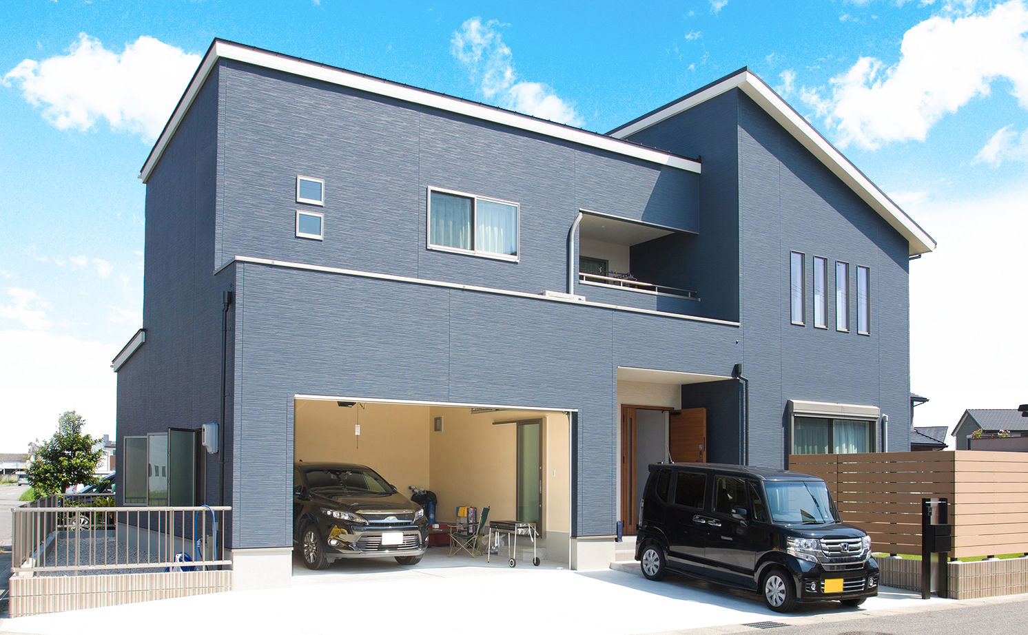 アサヒグローバルホーム 【2000万円台/間取り/ガレージハウス/吹抜けリビング】こだわりも予算も大満足。太陽光パネルで省エネも！の建築実例画像2