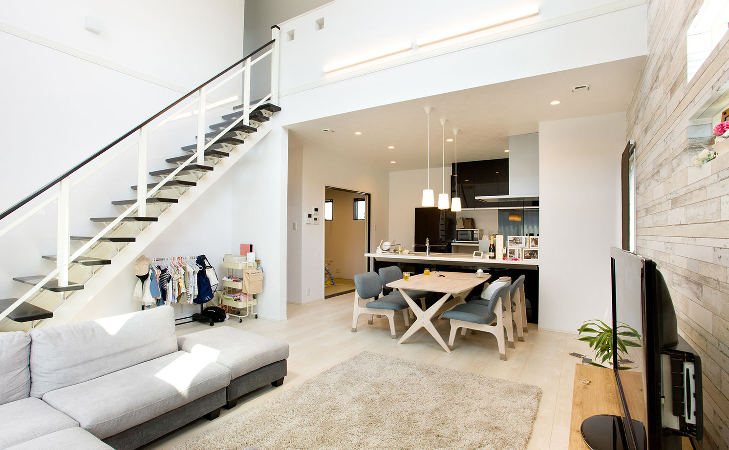 アサヒグローバルホーム 【2000万円台/間取り/ガレージハウス/吹抜けリビング】こだわりも予算も大満足。太陽光パネルで省エネも！の建築実例画像3