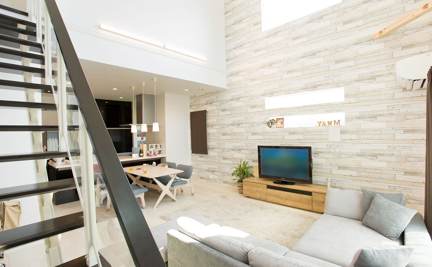 アサヒグローバルホーム 【2000万円台/間取り/ガレージハウス/吹抜けリビング】こだわりも予算も大満足。太陽光パネルで省エネも！の建築実例画像6