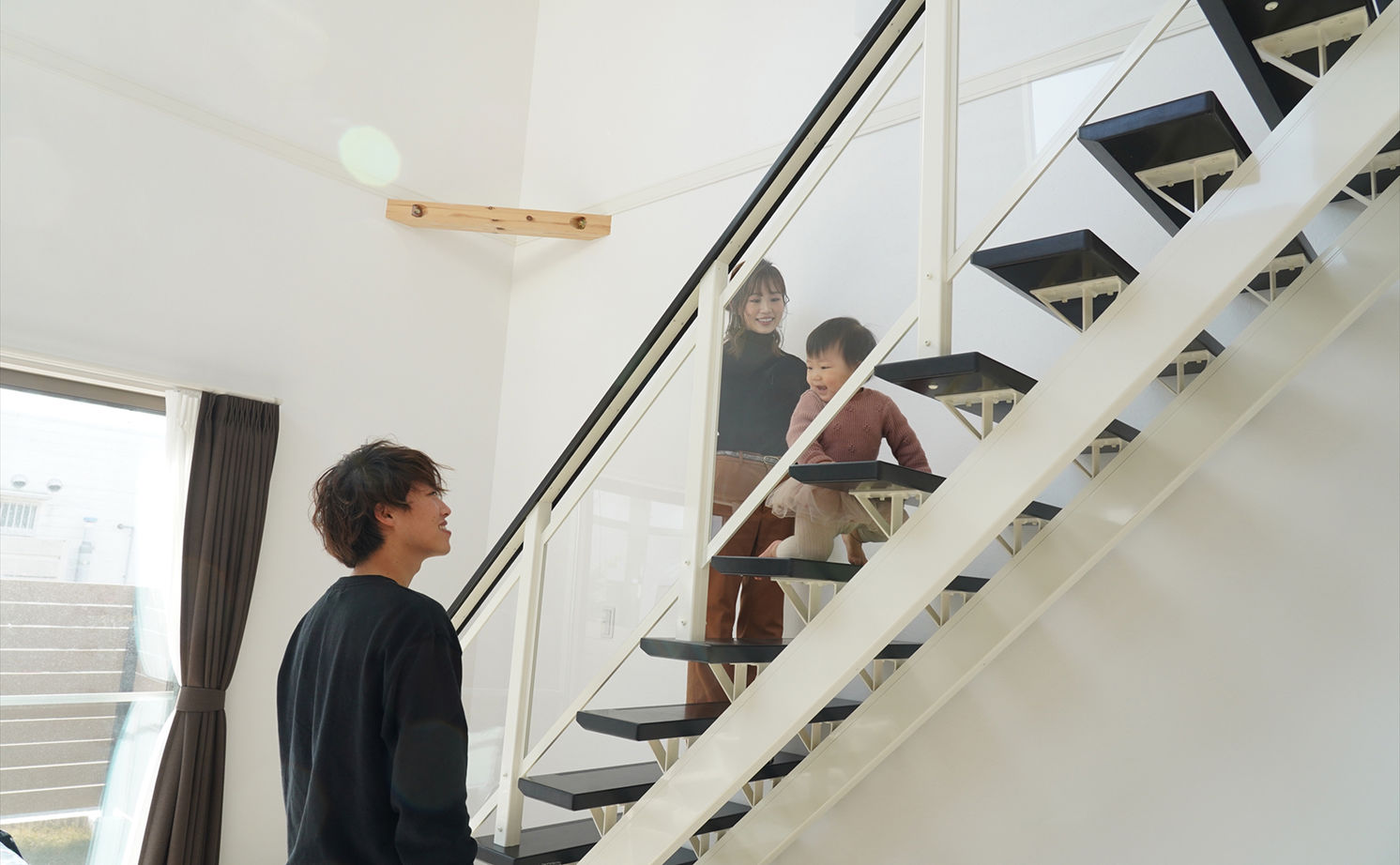 アサヒグローバルホーム 【2000万円台/間取り/ガレージハウス/吹抜けリビング】こだわりも予算も大満足。太陽光パネルで省エネも！の建築実例画像8