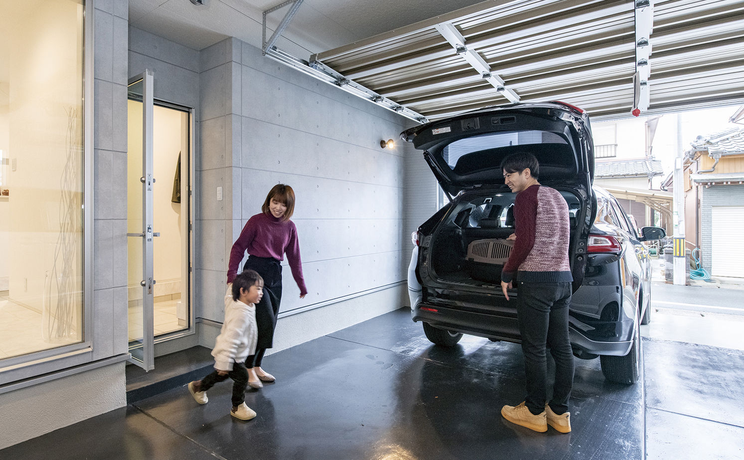 アサヒグローバルホーム 【2000万円台/間取り/吹抜けリビング/土間】20代で実現 フレンチモダンなキッチンが映えるガレージハウスの建築実例画像1