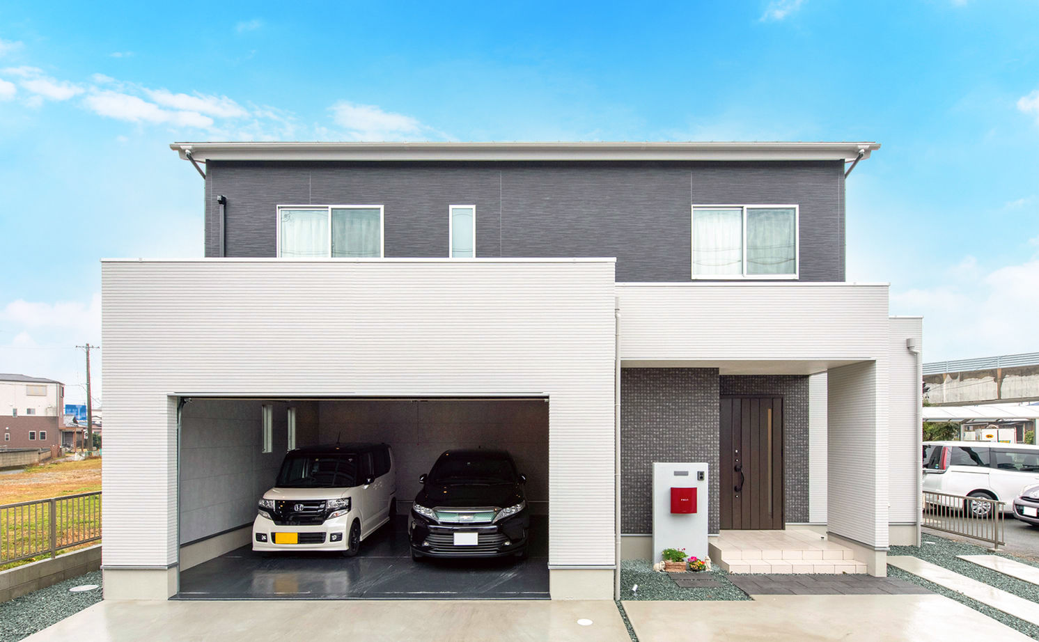 アサヒグローバルホーム 【2000万円台/間取り/吹抜けリビング/土間】20代で実現 フレンチモダンなキッチンが映えるガレージハウスの建築実例画像2