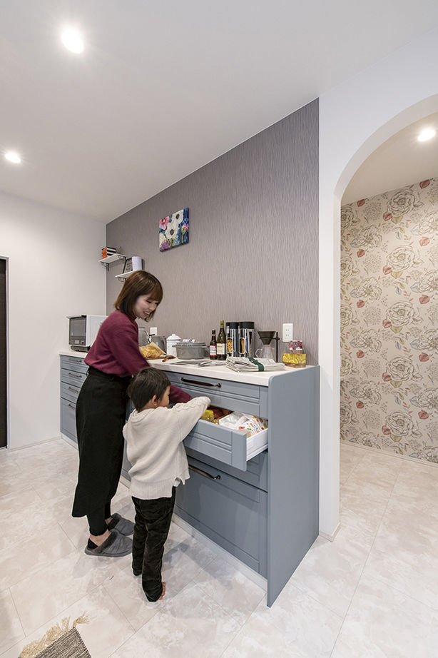 アサヒグローバルホーム 【2000万円台/間取り/吹抜けリビング/土間】20代で実現 フレンチモダンなキッチンが映えるガレージハウスの建築実例画像3