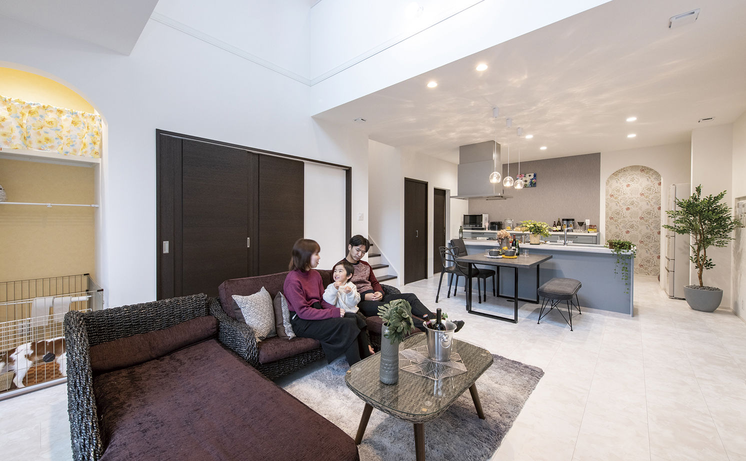 アサヒグローバルホーム 【2000万円台/間取り/吹抜けリビング/土間】20代で実現 フレンチモダンなキッチンが映えるガレージハウスの建築実例画像4