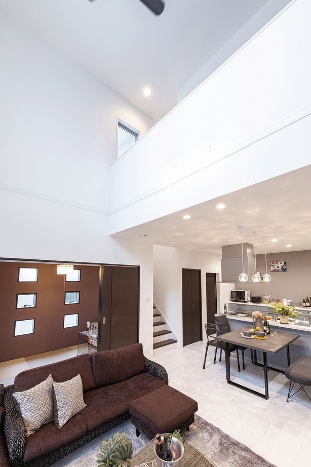 アサヒグローバルホーム 【2000万円台/間取り/吹抜けリビング/土間】20代で実現 フレンチモダンなキッチンが映えるガレージハウスの建築実例画像6