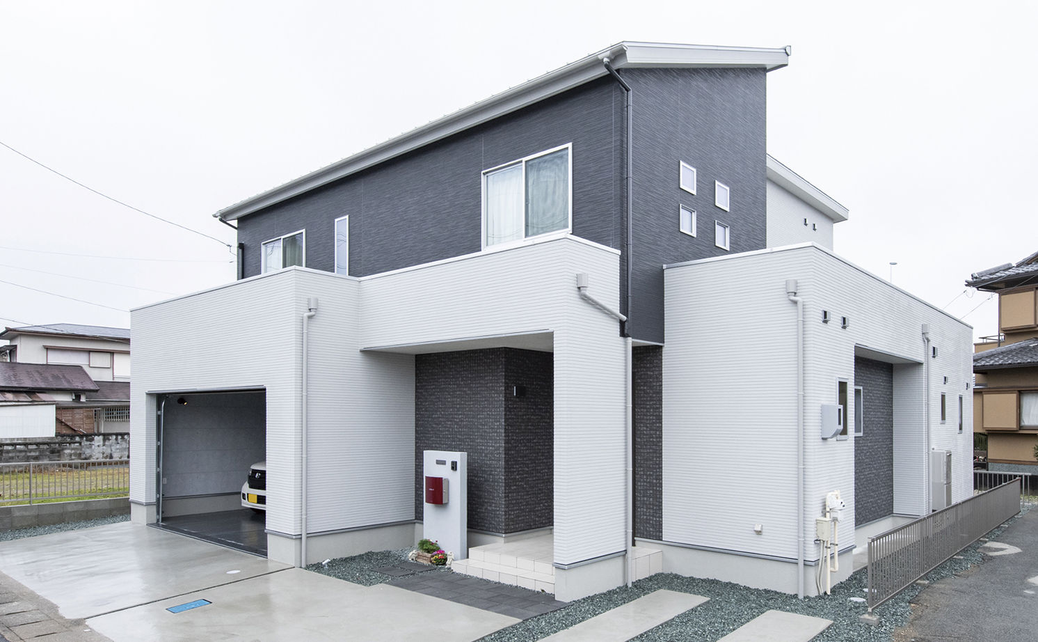 アサヒグローバルホーム 【2000万円台/間取り/吹抜けリビング/土間】20代で実現 フレンチモダンなキッチンが映えるガレージハウスの建築実例画像12