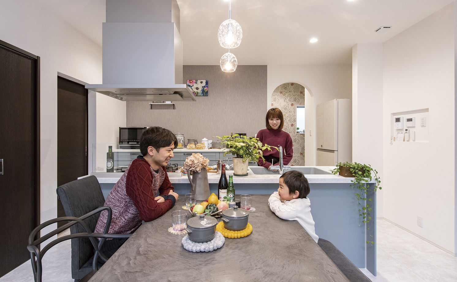 アサヒグローバルホーム 【2000万円台/間取り/吹抜けリビング/土間】20代で実現 フレンチモダンなキッチンが映えるガレージハウスの建築実例画像14