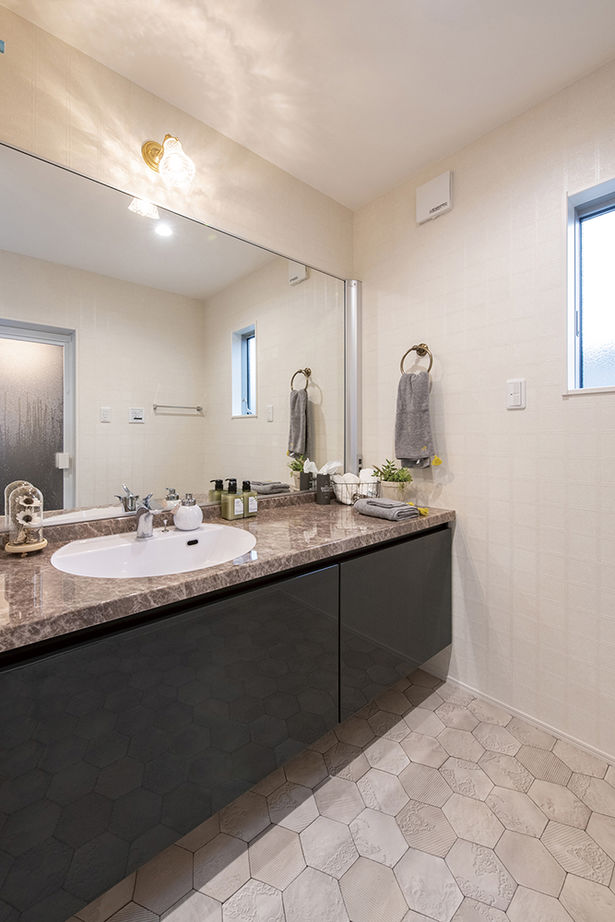 アサヒグローバルホーム 【2000万円台/間取り/吹抜けリビング/土間】20代で実現 フレンチモダンなキッチンが映えるガレージハウスの建築実例画像16