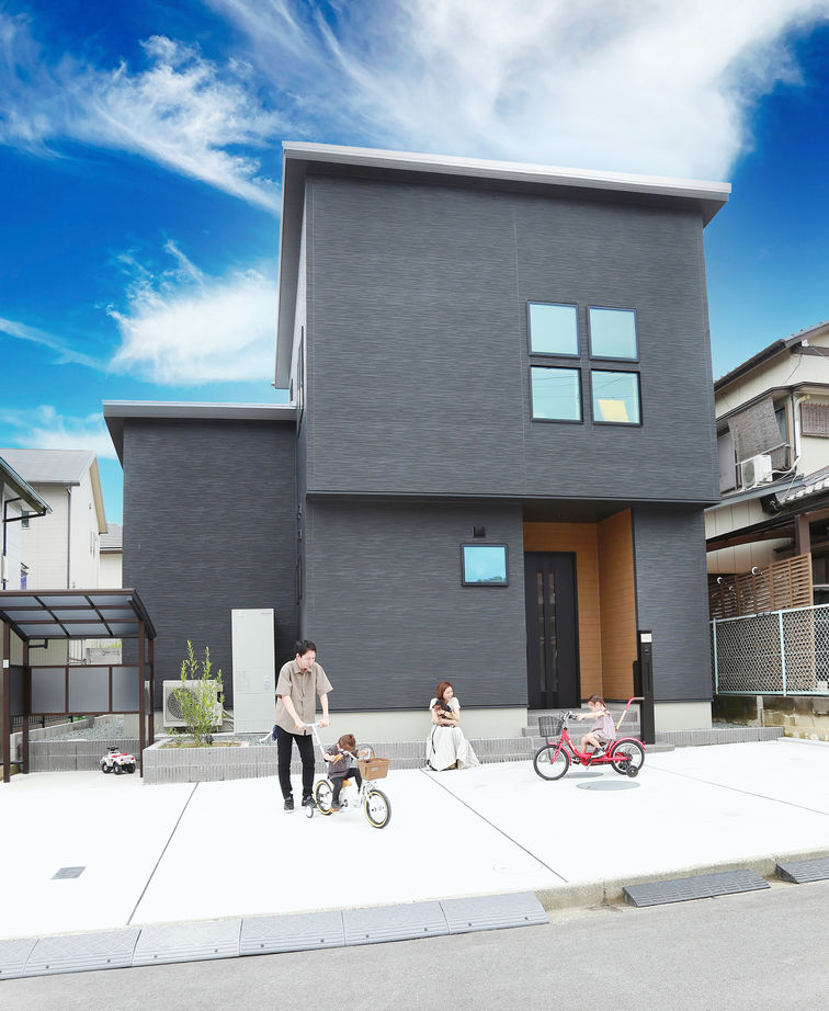 アサヒグローバルホーム 【1000万円台/間取り/約30坪/土間/家事ラク】家具のような佇まいのこだわりキッチンと、サンルームがある家の建築実例画像2