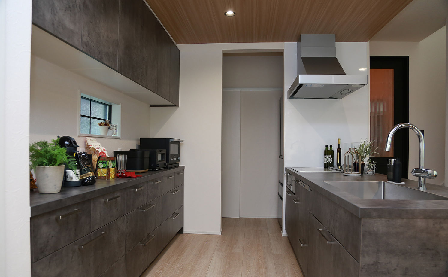 アサヒグローバルホーム 【1000万円台/間取り/約30坪/土間/家事ラク】家具のような佇まいのこだわりキッチンと、サンルームがある家の建築実例画像7