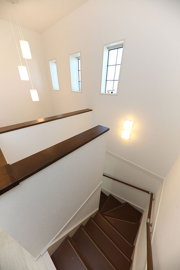 アサヒグローバルホーム 【1927万円×南欧風｜間取り図有】コンパクトな洗濯動線で家事ラク！サンルーム＆ランドリールームがある家の建築実例画像12