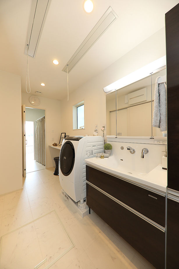 アサヒグローバルホーム 【1927万円×南欧風｜間取り図有】コンパクトな洗濯動線で家事ラク！サンルーム＆ランドリールームがある家の建築実例画像15