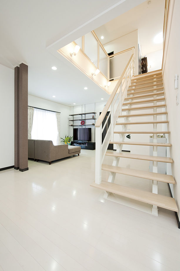 アサヒグローバルホーム 【2000万円台/間取り/二世帯住宅/スタイリッシュ外観】こだわりの吹抜けの階段　仲良く暮らせる二世帯住宅の建築実例画像2